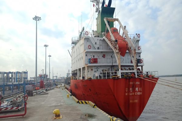 Chuyến tàu từ nhà cung cấp Lotte Korea cập cảng Đình Vũ, Hải Phòng.