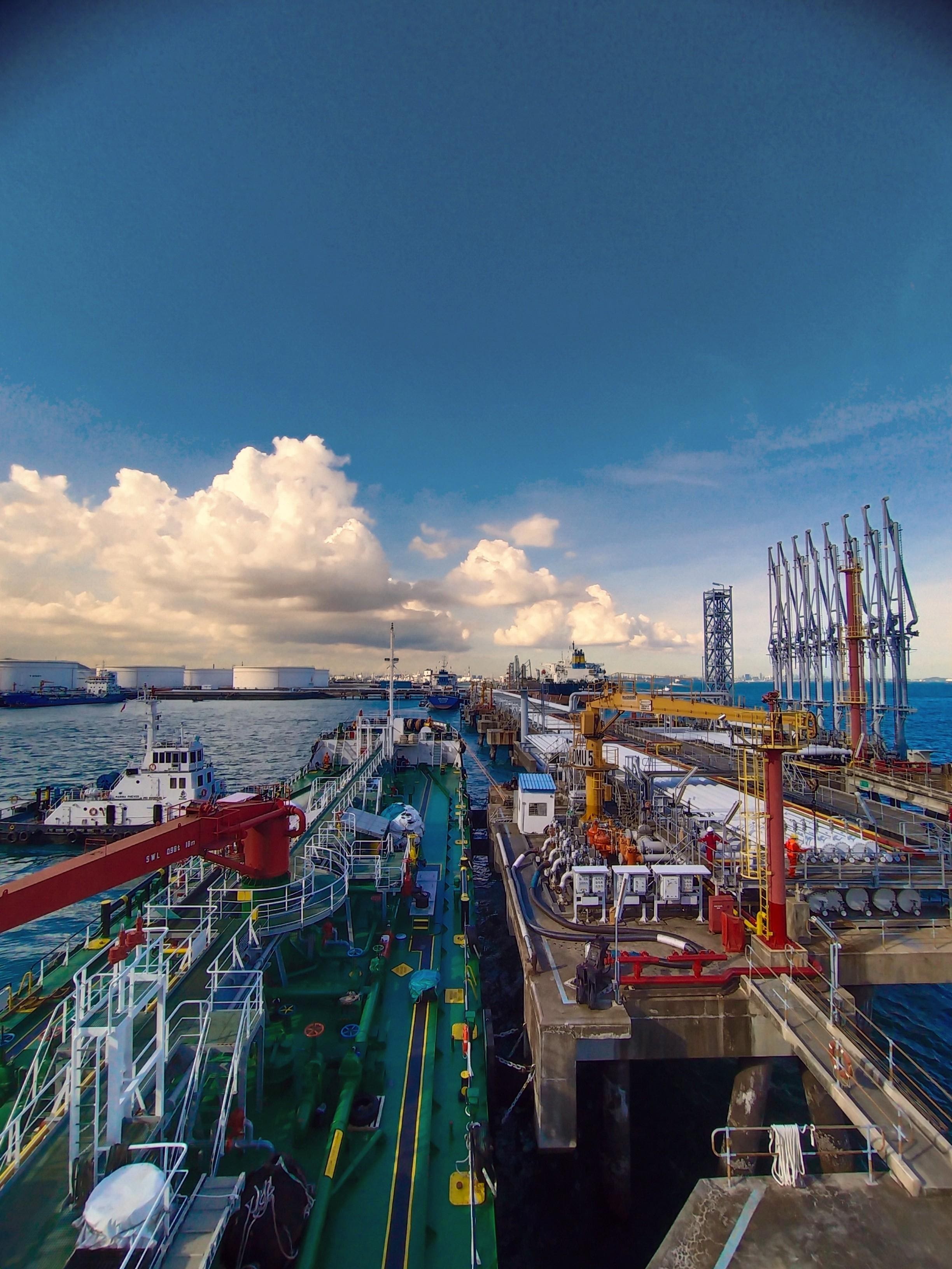 Singapore cấp phép cho ba công ty cung cấp methanol làm nhiên liệu hàng hải